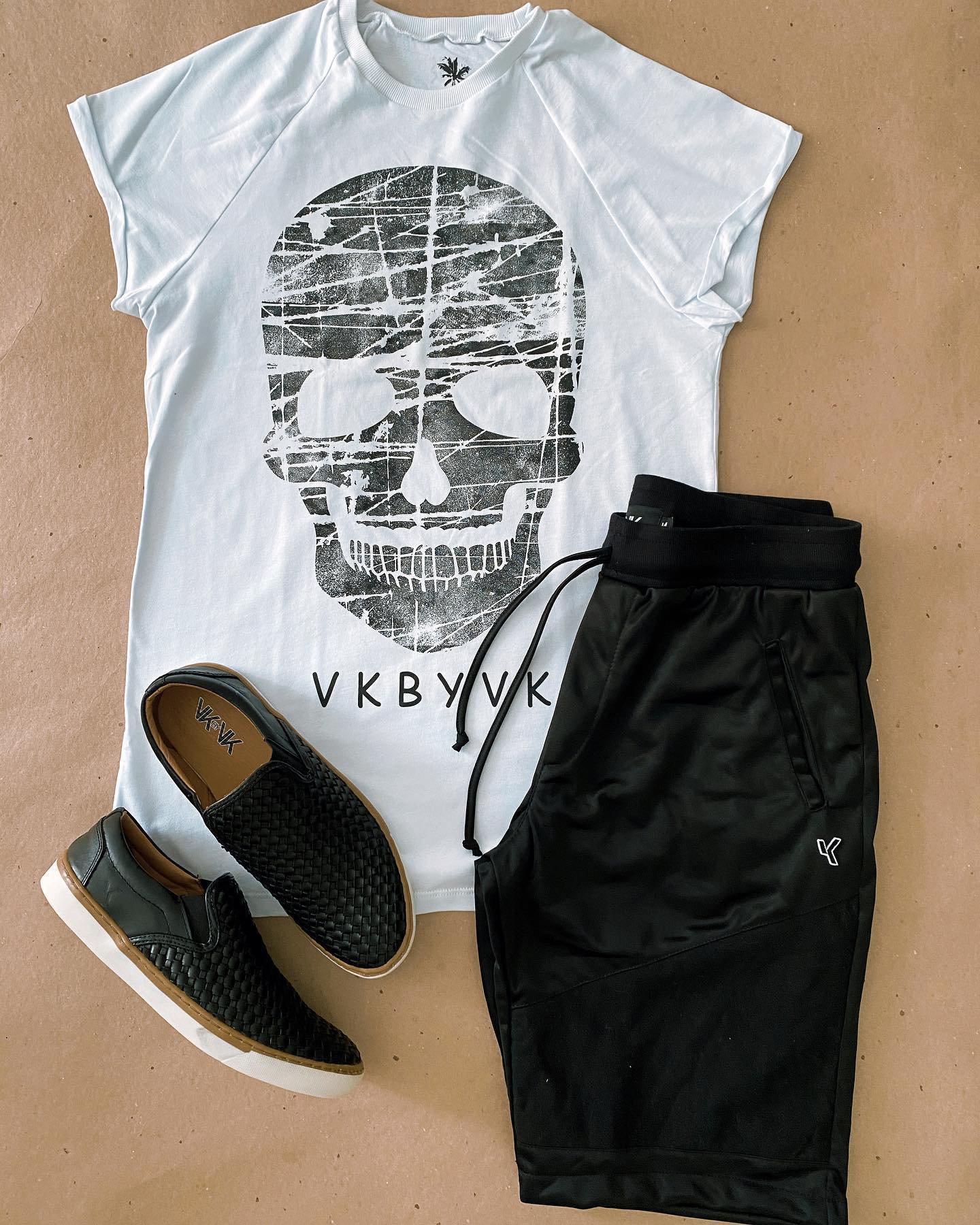 Camiseta con mangas de calavera