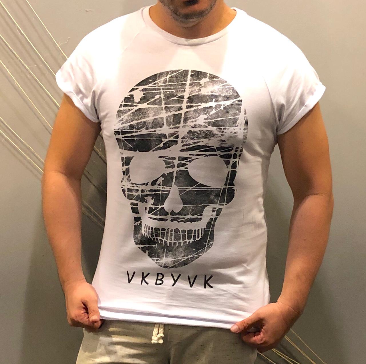 Camiseta con mangas de calavera