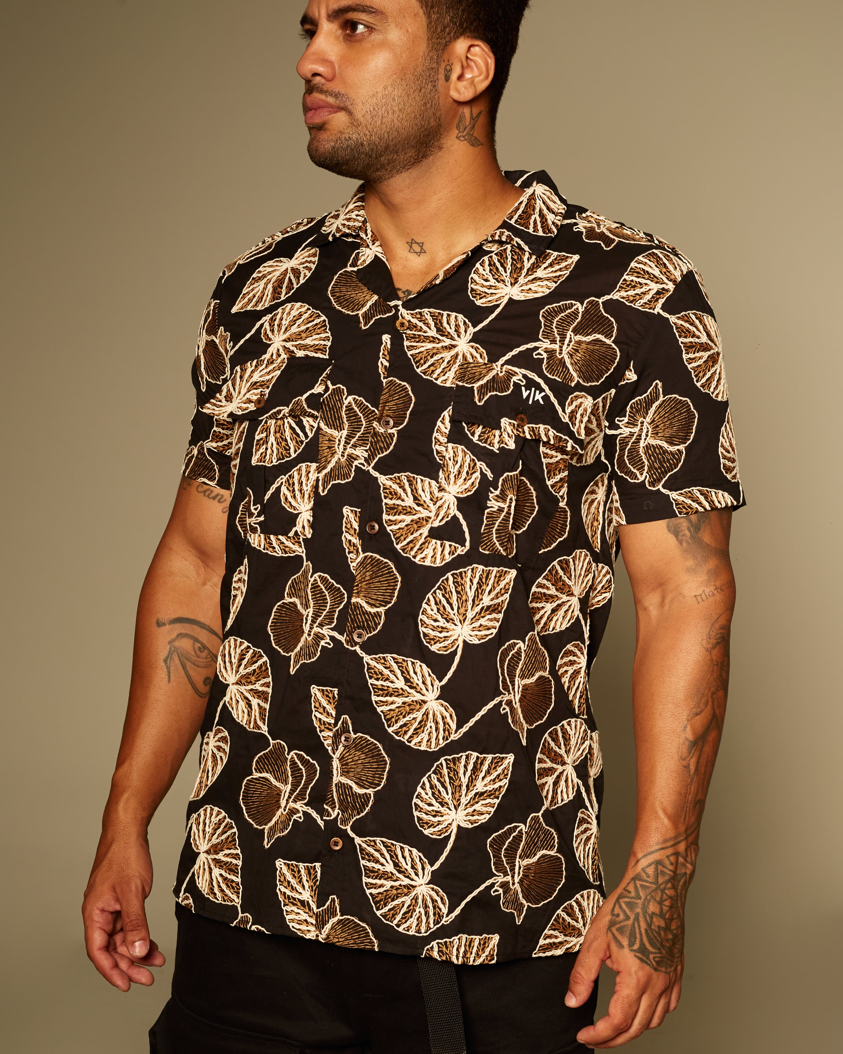 Camisa Manga Curta VK by VK Black Flowers
