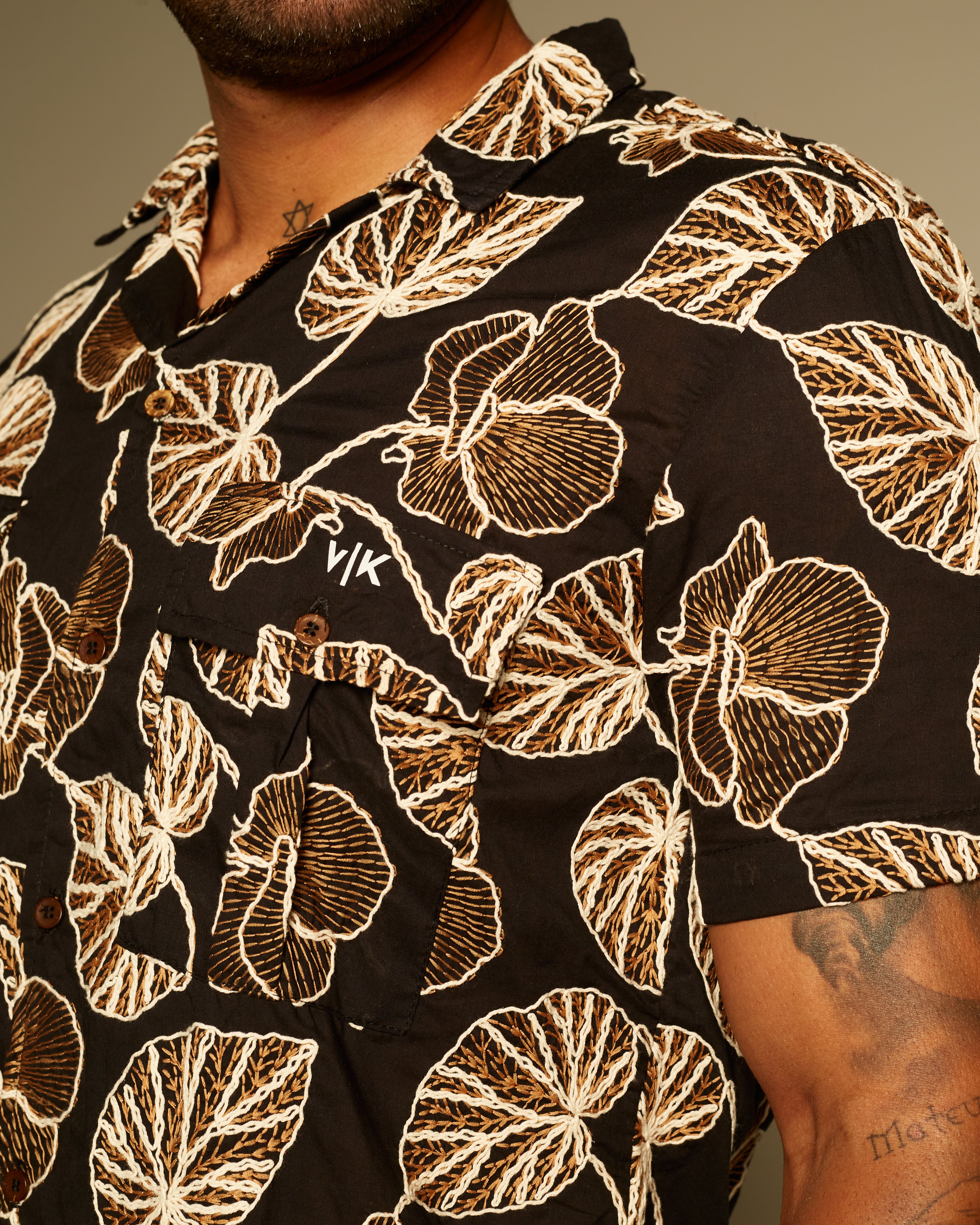 Camisa Manga Curta VK by VK Black Flowers
