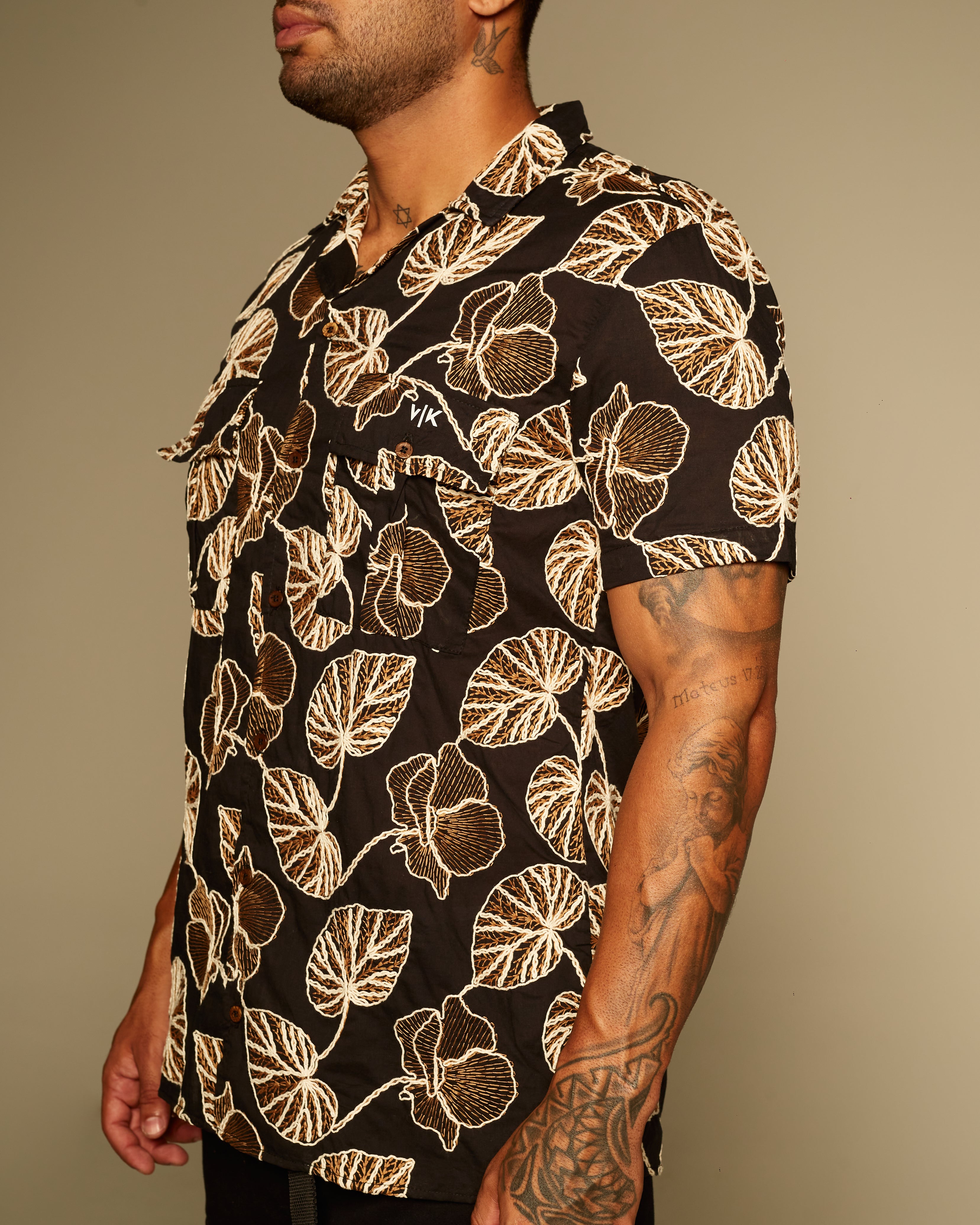 Camisa Manga Curta VK by VK Black Flowers